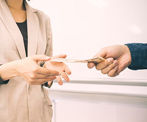 その場で現金払い